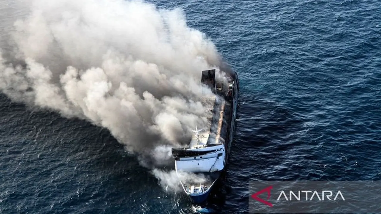 KMP Mutiara Santosa 2 terbakar. (Antara)