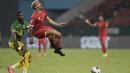 Bek Mali, Bourbakar Kouyate berebut bola dengan penyerang Guinea Khatulistiwa, Iban Salvador pada babak 16 besar Piala Afrika 2021 di Stadion Limbe, Kamis (27/1/2022) dini hari WIB. Guinea Ekuatorial mempermalukan Timnas Mali 6-5 (0-0) dalam adu penalti. (AP Photo/Sunday Alamba)