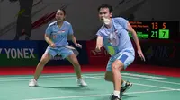 Ganda campuran Indonesia Rinov Rivaldy/Pitra Haningtyas Mentari kalah 13-21 dan 14-21 dari wakil Thailand Supak Jomkoh/Supissara Paewsampran pada laga perempat final Indonesia Masters 2022 di Istora Gelora Bung Karno, Senayan, Jakarta, Jumat (10/6). (foto: PBSI)