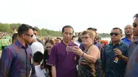 Presiden sedang melayani selfie wisatawan mancanegara di Pantai Kuta, Bali, Jumat (22/12/2017) (Liputan6.com/Pool/Kemenpar)