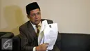 Wakil Ketua DPR Fahri Hamzah menunjukan dokumen saat mengelar jumpa pers terkait proses pengaduannya ke MKD atas tindakan yang dilakukan Petinggi PKS Sohibul iman, Surahman Hidayat dan Hidayat Nur Wahid di Jakarta (29/4). (Liputan6.com/Johan Tallo)