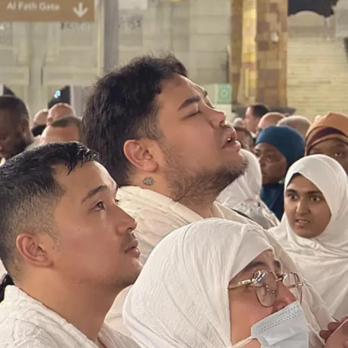 Potret Ivan Gunawan di Depan Kabah, Khusyuk dan Penuh Haru