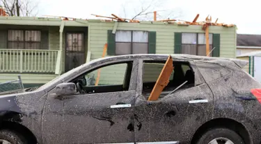 Sebuah mobil rusak parah akibat tornado yang melanda Alabama, Sabtu (26/12/2015). Letnan Polisi Birmingham Sean Edwards mengatakan sedikitnya ada tiga orang dilarikan ke rumah sakit un¬tuk mendapatkan pengobatan luka ringan. (Reuters/ Marvin Gentry)