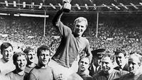 Kapten Timnas Inggris, Bobby Moore, mengangkat trofi Piala Dunia 1966. (AFP)