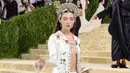 Lorde tampil elegan dalam balutan ivory silk skirt dan open cardigan with floral-applique rancangan Bode. Headpiece yang menghiasi kepalanya pun membuat penampilannya anggun bak seorang dewi. (Instagram/thematchingstyle).