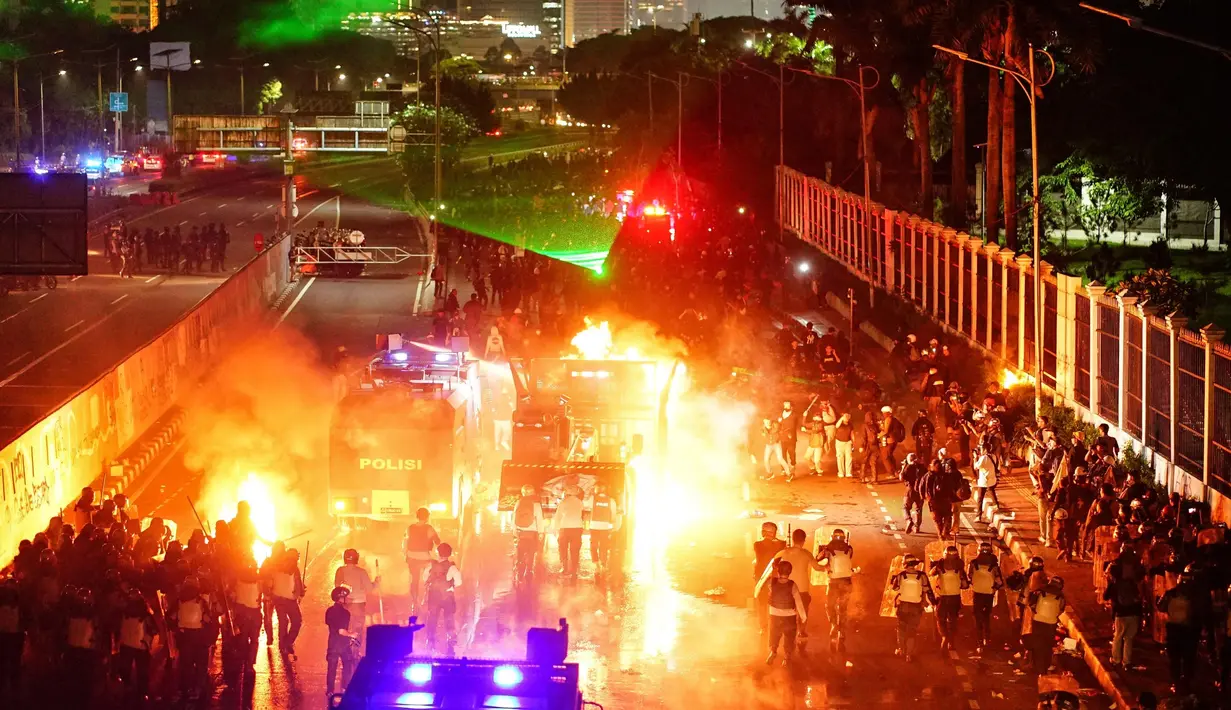 Untuk membubarkan aksi unjuk rasa, petugas kepolisian menembakan water canon. (AZWAR IPANK/AFP)