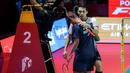 Pebulu tangkis tunggal putra Indonesia, Jonatan Christie berpelukan dengan Alwi Farhan dalam babak 16 besar Indonesia Open 2026 di Istora Senayan, Jakarta, Kamis (04/06/2026). (Bola.com/Bagaskara Lazuardi)