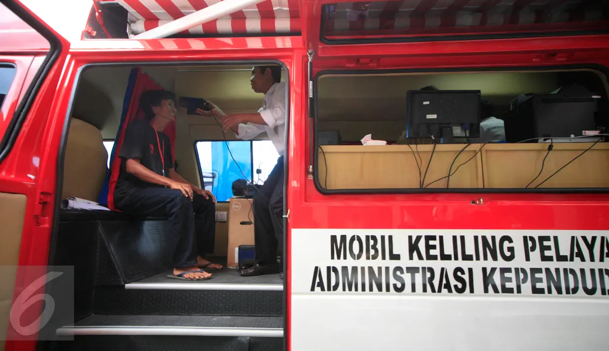 Seorang eks anggota Gafatar  menjalani pendataan kepedudukan di Asrama Haji Donohudan, ,Boyolali, Jawa Tengah, (25/1).  Pengungsi gelombang pertama melalui jalur udara dari Bandara Adisumarmo Solo di tampung di asrama haji. (Boy Harjanto)