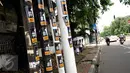 Stiker bergambar #1 masih menempel di beberapa tiang di sekitar Jalan Otista Raya, Jakarta, Senin (13/1). Hingga H-2 Pilkada DKI Jakarta, alat peraga kampanye masih terlihat di beberapa ruas jalan Ibukota. (Liputan6.com/Helmi Fithriansyah)