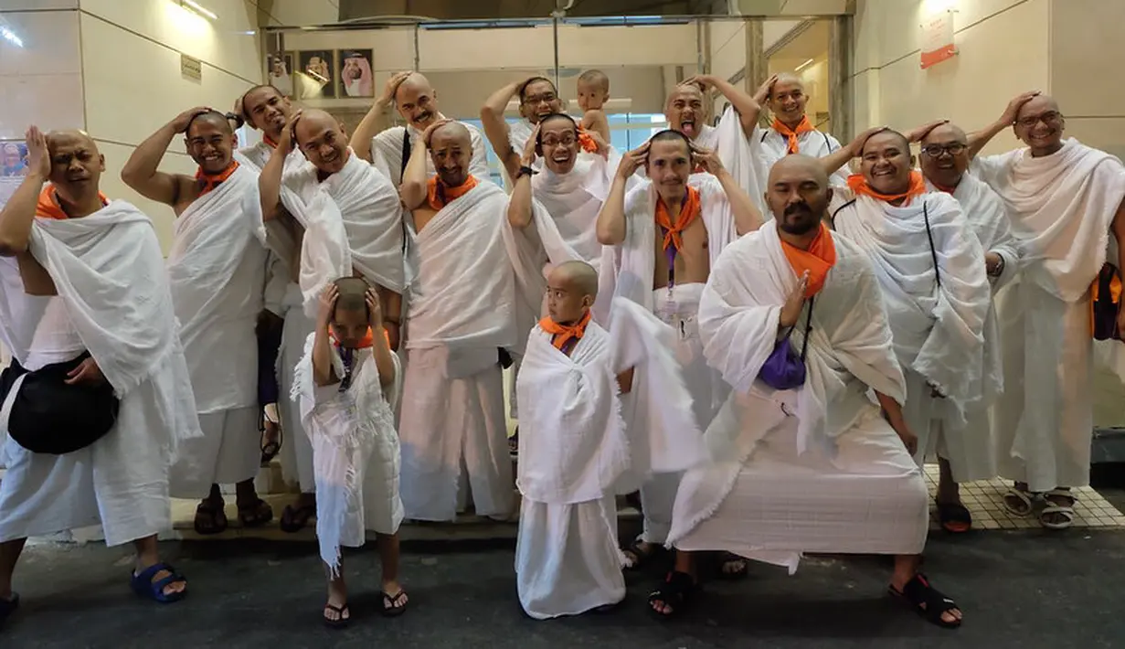 Uniknya, tampak foto Irfan Hakim dan keluarga besarnya yang laki-laki kompak dengan kepala gundul dan memakai kain Ihram. Hal ini membuktikan bahwa mereka selesai melakukan tahallul. (Instagram/irfanhakim75)