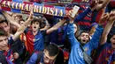 Para suporter merayakan keberhasilan Barcelona menjadi juara La Liga Spanyol usai menaklukan Granada 3-0. Gelar ini menjadi yang ke-24 kali bagi Barca menjadi raja di negeri matador. (AFP/Pau Barrena)