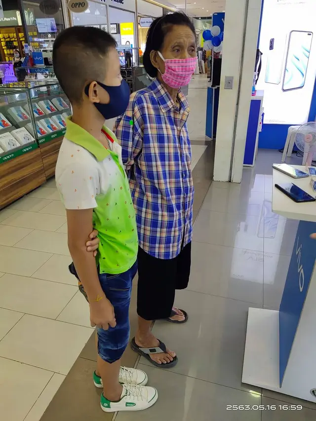 Demi Cucu Ikut Kelas Online, Nenek Ini Rela Kuras Tabungan untuk Beli Smartphone