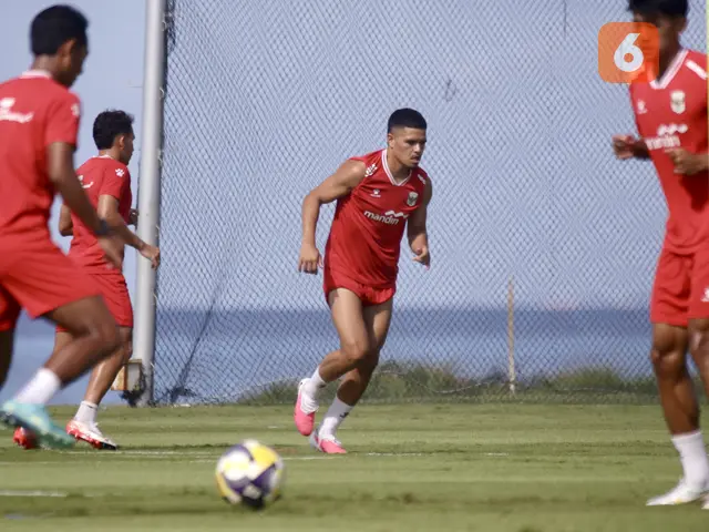 Ragnar Oratmangoen bersama para pemain Timnas Indonesia mengikuti sesi latihan di Bali United Training Center, Gianyar, Bali, Kamis (23/7/2026). Skuad Garuda terus meningkatkan intensitas latihan pada fase akhir pemusatan latihan jelang menghadapi Kamboja pada laga perdana Grup A Piala AFF 2026 di Stadion Pakansari, Bogor, 27 Juli 2026. (Bola.com/Alit Binawan)