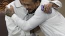 dr Tirta Mandira Hudhi (kiri) berpelukan usai menjadi saksi dalam persidangan lanjutan dugaan pengancaman dengan terdakwa I Gede Aryastina alias Jerinx SID di Pengadilan Negeri Jakarta Pusat, Rabu (9/2/2022). dr Tirta menjadi saksi yang meringankan terdakwa. (Liputan6.com/Helmi Fithriansyah)
