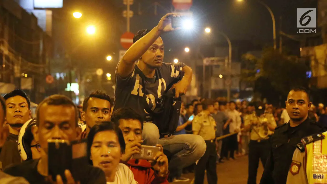 Warga Padati Lokasi Ledakan Kampung Melayu