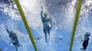 Perenang Australia Emma McKeon (tengah) berenang gaya bebas 100 meter putri Olimpiade Tokyo 2020 di Tokyo, Jepang, Rabu (28/7/2021). Sepanjang sejarah Olimpiade, tidak ada perenang putri yang membuat pencapaian seperti McKeon. (AP Photo/David J. Phillip)