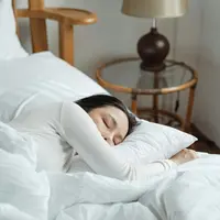 Tidur yang cukup akan membuat kulit wajah menjadi sehat. (Foto: Pexels/Ketut Subiyanto)