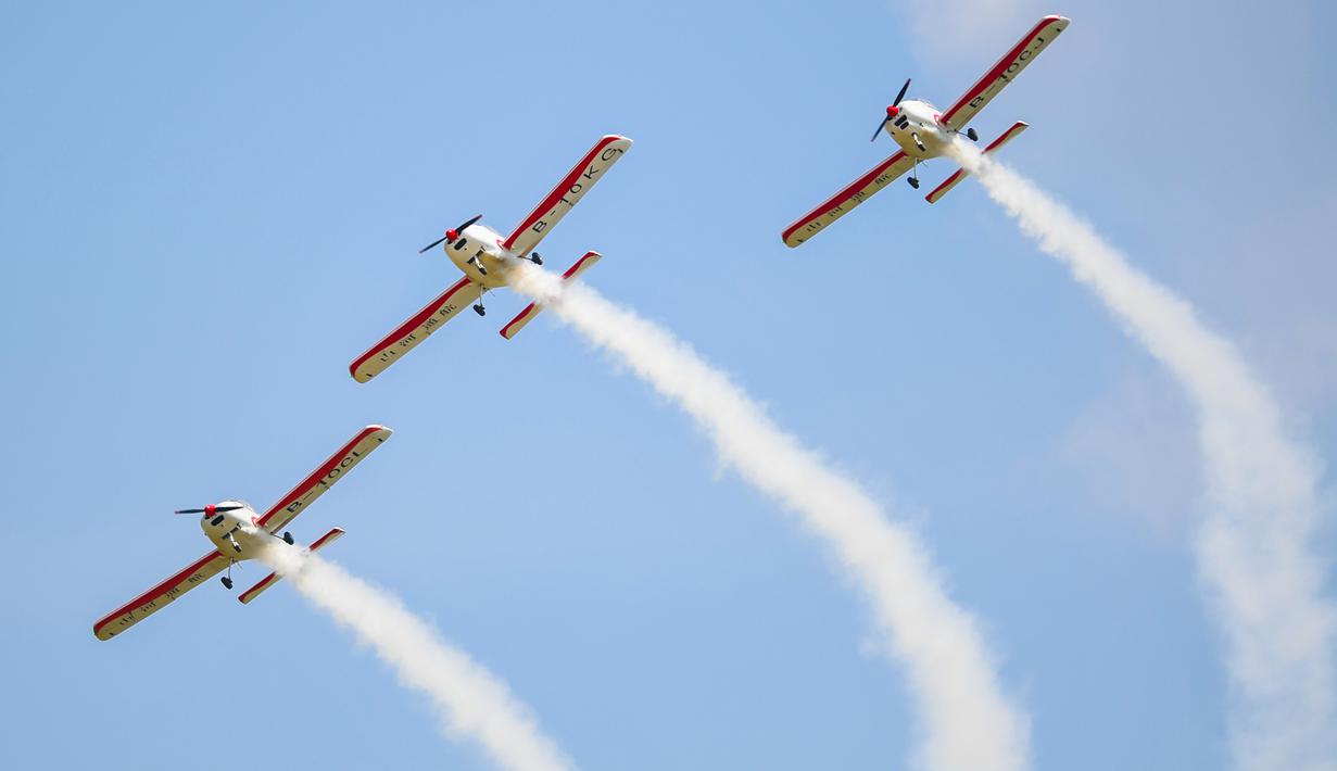 Sejumlah pesawat mengudara dalam formasi pada pertunjukan aerobatik di Wilayah Siziwang, Ulanqab, Daerah Otonom Mongolia Dalam, China utara, pada 21 Agustus 2020. (Xinhua/Xu Qin)