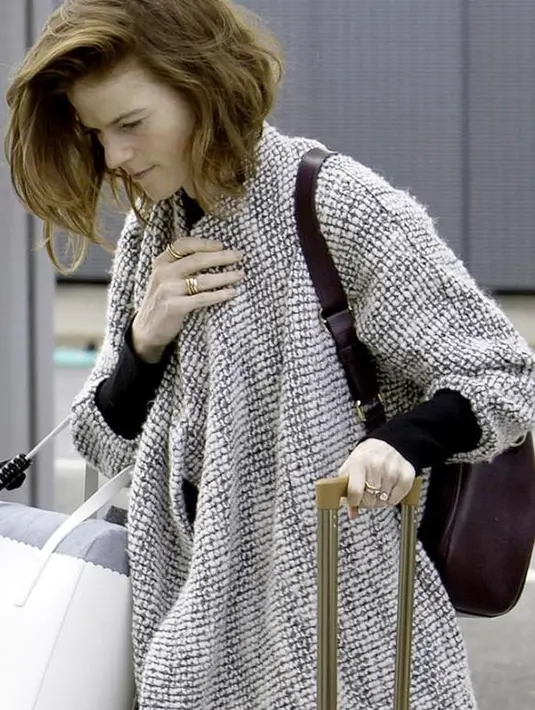 Cincin berlian nan berkilau tampak melingkar di jari kiri Rose Leslie yang diberikan oleh Kit Harington. Saat itu, aktris berusia 30 tahun sedang membawa barang-barangnya di bandara. (Doc. Ace Showbiz)