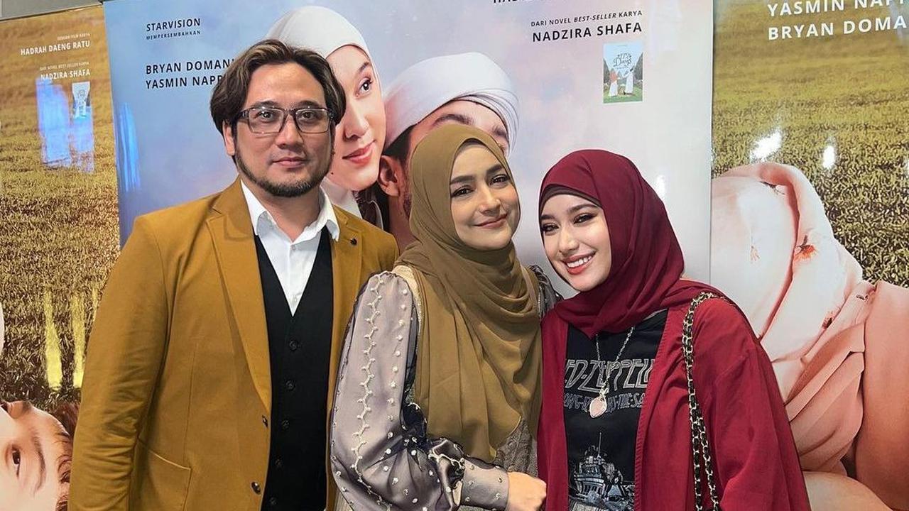 Kalau dilihat dari wajahnya, Tengku Syaira Anataya emang mirip banget sama ibunya.