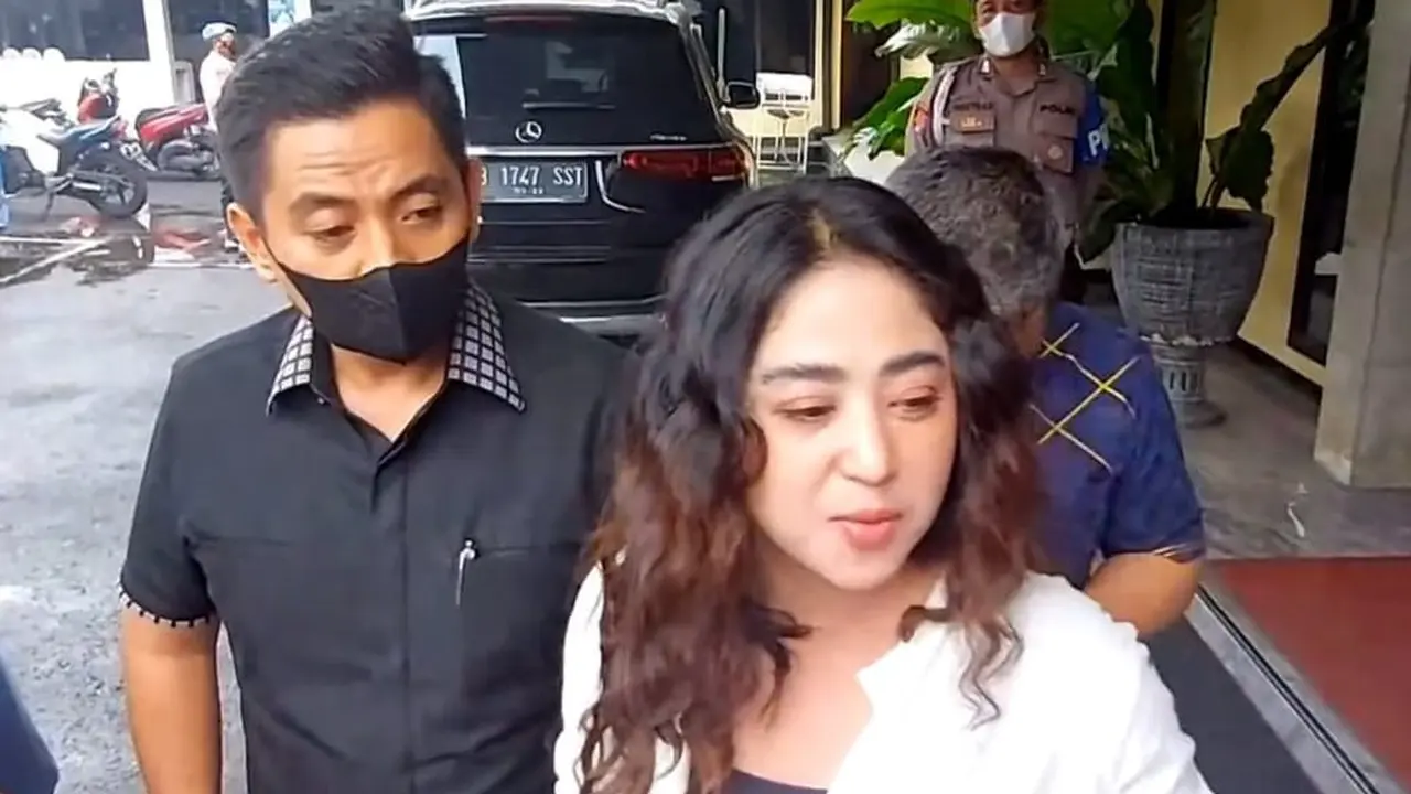 Dewi Perssik dan Sandy Arifin di Polres Depok, Jumat (25/11/2022)