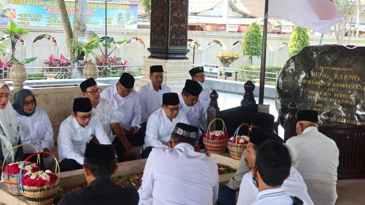 Muhaimin bersama sejumlah elit PKB ziarah ke makam Bung Karno di Kota Blitar. (Istimewa).