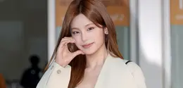 Yeji ITZY tiba di Jakarta dini hari (24/9/2026) untuk pembukaan butik Roger Vivier di Plaza Indonesia sore nanti. Airport look-nya: mini dress putih, coat cream (dok. Roger Vivier)