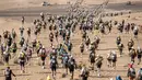 Para peserta mengikuti kejuaraan Marathon des Sables ke-33 tahap kedua di Gurun Sahara, selatan Maroko, Senin (9/4). Marathon des Sables merupakan event tradisional, dimana peserta akan diuji ketahanan tubuh dan batasnya. (JEAN-PHILIPPE KSIAZEK/AFP)