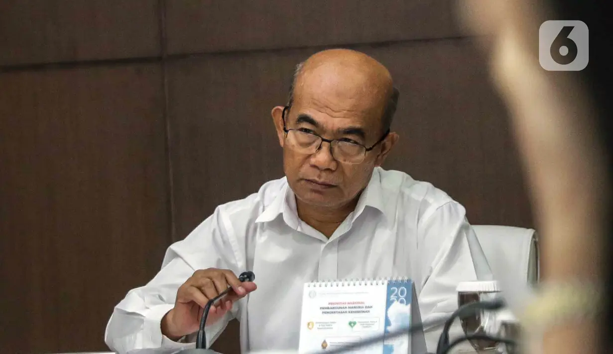 Menteri Koordinator Bidang Pembangunan Manusia dan Kebudayaan (Menko PMK) Muhadjir Effendy (kanan) saat memimpin rapat koordinasi tingkat menteri di Kantor Kemenko PMK, Jakarta, Senin (17/2/2020). Rapat tertutup tersebut membahas program jaminan kesehatan nasional. (Liputan6.com/Faizal Fanani)