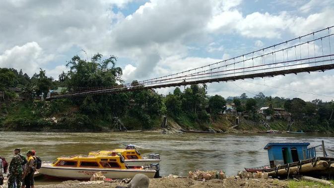 Jembatan gantung yang menghubungkan kampung Tiong Ohang dan Long Krioq sepanjang 120 meter di dekat garis batas Indonesia-Malaysia di Kabupaten Mahakam Ulu, Kalimantan Timur. (Foto: Liputan6.com/Maulandy R)