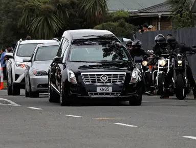 Mobil jenazah tiba membawa jasad seorang korban serangan kembar masjid di Christchurch untuk dimakamkan di Memorial Park Cemetery, Selandia Baru, Kamis (21/3). Pemakaman Daoud Nabi itu dikawal oleh geng motor sebagai bentuk solidaritas. (AP/Vincent Yu)
