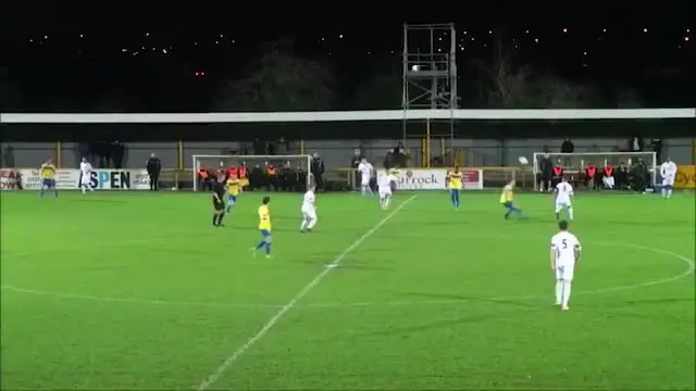 Hal aneh terjadi di liga amatir di wilayah London, Inggris antara Thurrock FC vs Romford. Disebabkan karena tiupan angin yang kencang, bola yang dihalau malah berbalik arah dan sebabkan gol bunuh diri.