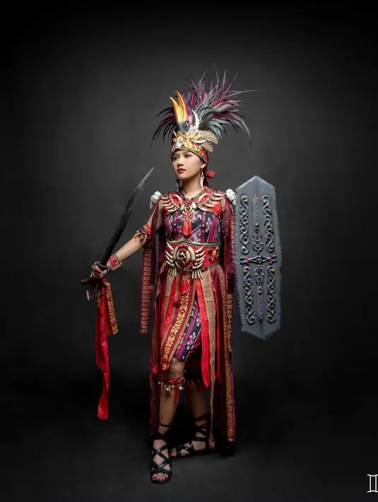 Erina Gudono juga menjelaskan bahwa bagian dasar baju adat ini adalah kayu alam. Kayu alam diikat dengan kain tenun pampele dan dipadu padan dengan kain tenun kaiwu patola. [Foto: Instagram/erinagudono]