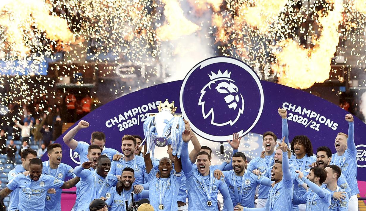 Para pemain Manchester City melakukan selebrasi usai menjuarai Liga Inggris di Stadion Etihad, Minggu (24/5/2021). City menang dengan skor 5-0. (Peter Powel/Pool via AP)