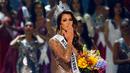 Miss Prancis Iris Mittenaere dinobatkan menjadi Miss Universe 2016 di Mall of Asia Arena, Manila, Filipina, Senin (30/1). Iris Mittenaere terpilih sebagai pengganti ratu tercantik sejagad sebelumnya, Pia Alonzo Wurtzbach. (AP Photo/Bullit Marquez)