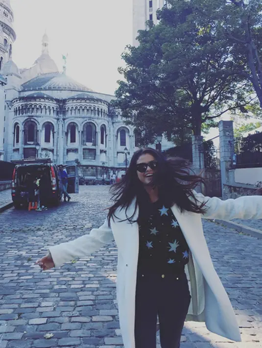  “Sungguh menghancurkan soal kejadian di kediamanku di Texas (Badai Harvey). Ayo semuanya ikut membantu – memberi donasi di sini sesuai kemampuanmu,” tulis Selena di akun Twitternya pada 30 Agustus 2017 kemarin. (Instagram/Selenagomez)