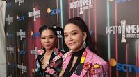 Duo Maia (Maia Estianty dan Mei Chan) menjawab pertanyaan wartawan usai tampil di malam puncak penghargaan Infotainment Awards 2025 SCTV di Studio Emtek City, Daan Mogot, Jakarta Barat, Jumat (19/9/2025). (Liputan6.com/M Altaf Jauhar)