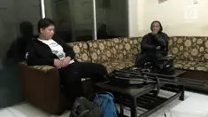Dua orang wartawan televisi gadungan panik dan mencoba melarikan diri saat disergap polisi usai memeras kepala desa Saga, kecamatan Balaraja, Tangerang, Banten, rabu petang.