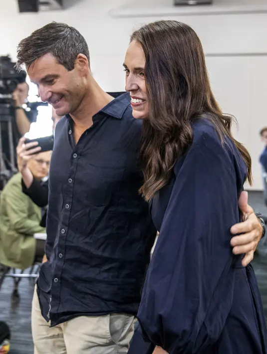 Perdana Menteri Selandia Baru Jacinda Ardern memeluk tunangannya Clark Gayford setelah mengumumkan pengunduran dirinya pada konferensi pers di Napier, Selandia Baru, Kamis (19/1/2023). Saat memberikan pengumuman, Jacinda melakukan hal yang mengejutkan, yakni langsung mengajaknya menikah Clark Gayford. (Mark MItchell/New Zealand Herald via AP)
