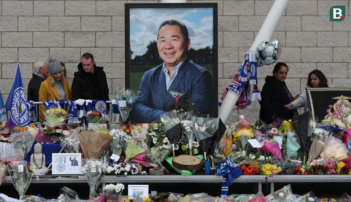 Pemilik Leicester, Vichai Srivaddhanaprabha, meninggal dunia suasana duka terasa di Stadion King Power, Leicester, Kamis (1/11). Pria asal Thailand itu meninggal dunia akibat kecelakaan helicopter. (AFP/Daniel Leal-Olivas)