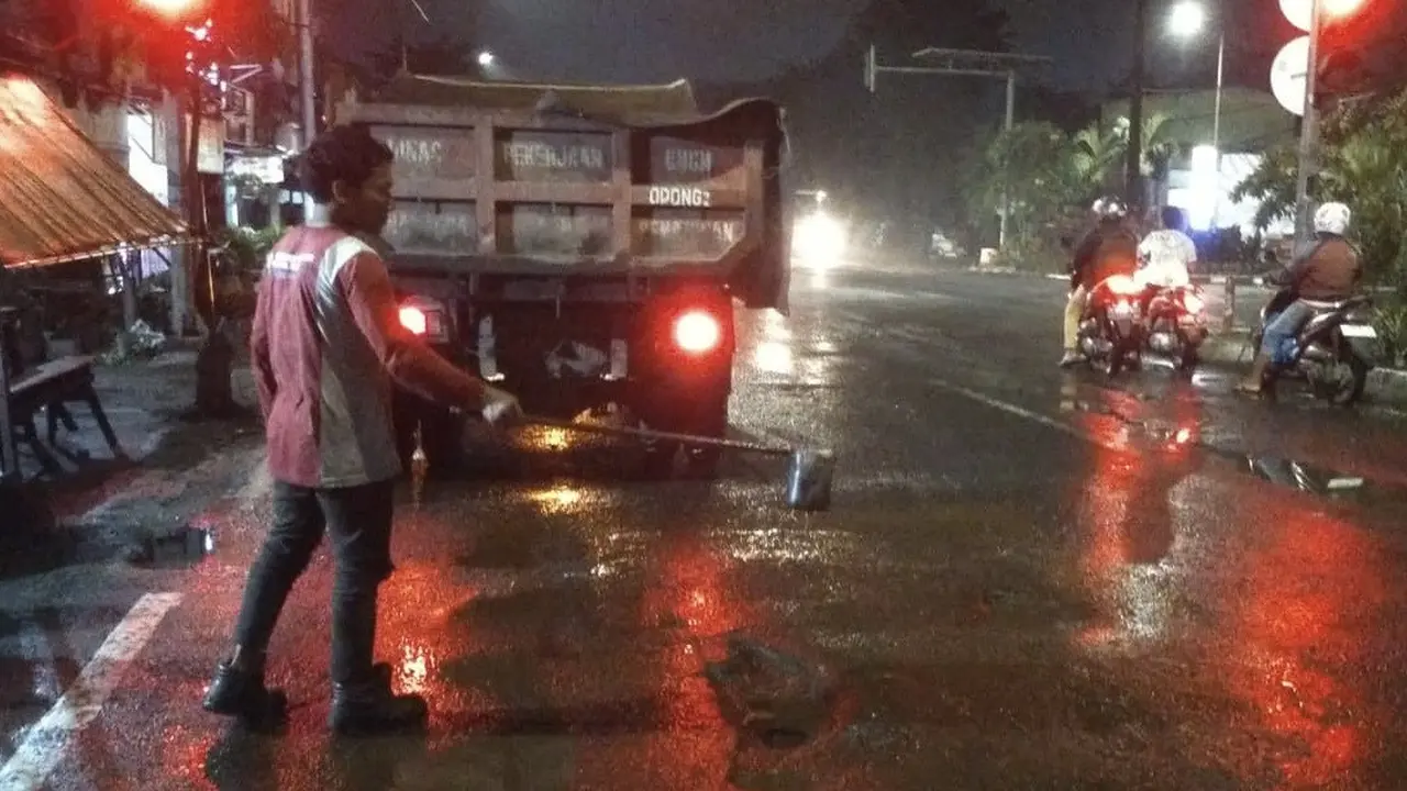 Perbaikan jalan berlubang di Surabaya. (Dian Kurniawan/Liputan6.com)