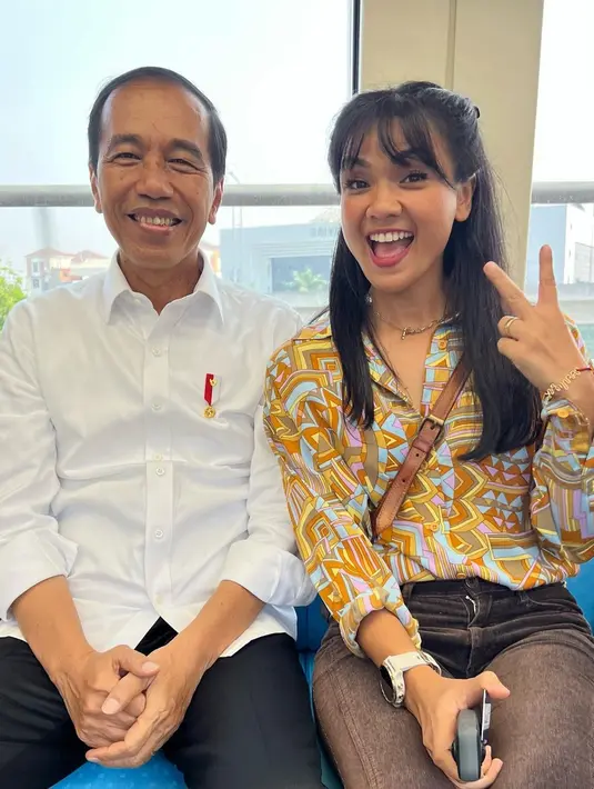 Tampak beberapa artis saling bergantian meminta foto bareng Presiden Jokowi. Nirina Zubir saat membagikan potret bersama orang nomor satu di Indonesia di LRT. "Terima kasih pak presiden @jokowi atas undangannya," tulis Nirina. [Instagram/nirinazubir_]
