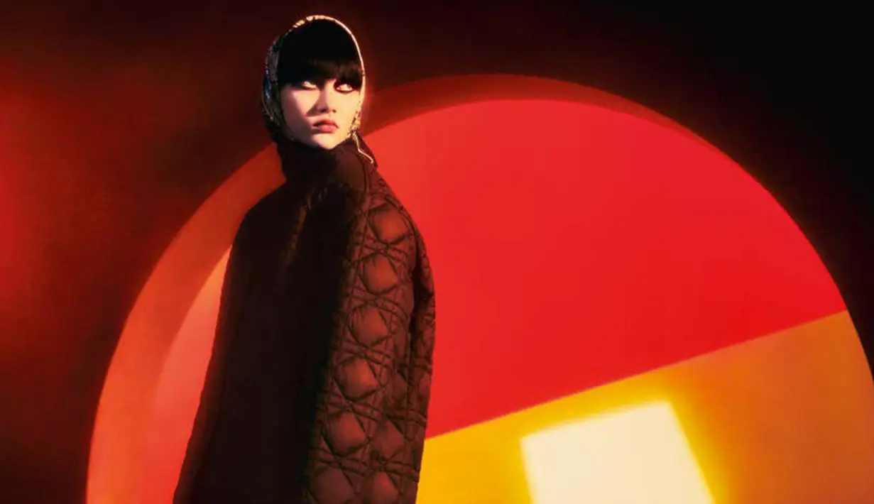 Seniman asal Italia Pietro Ruffo juga mentransposisikan karyanya yang dibuat khusus untuk Dior dalam koleksi ini. Lewat koleksi ini, kamu juga bisa melihat gestur yang sangat teliti, perhatian khusus pada seni, dan detail pada ekspresi. Foto: Document/Dior.