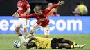 Pemain Manchester United, Mason Mount, berebut bola dengan pemain Borussia Dortmund, Samuel Bamba, dalam laga uji coba pramusim yang digelar di Allegiant Stadium, Las Vegas, Senin (31/7/2023). MU takluk 2-3 dari Dortmund. (Photo by Candice Ward / GETTY IMAGES NORTH AMERICA / Getty Images via AFP)