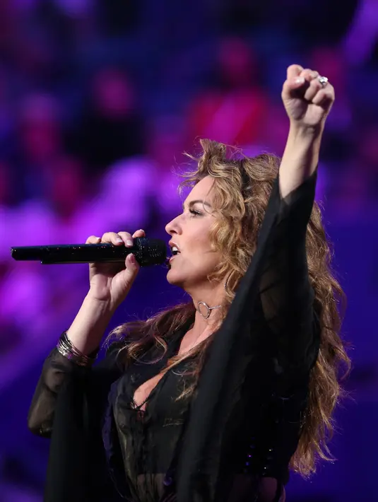 Shania Twain saat tampil pada pembukaan turnamen tenis AS Terbuka di  USTA Billie Jean King National Tennis Center, New York (28/8). Penyanyi asal Kanada ini tampil menghibur para penonton turnamen tenis tersebut. (Photo by Charles Sykes/Invision/AP)