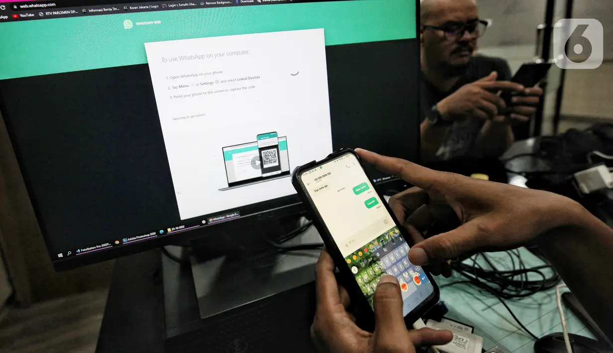 Warga mencoba mengakses aplikasi Whatsapp di Jakarta, Selasa (25/10). Platform pesan instan WhatsApp dilaporkan error, Selasa (25/10/2022) siang. Tak hanya di Indonesia, WhatsApp juga dilaporkan down di sejumlah negara. (Liputan6.com/Angga Yuniar)