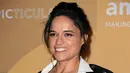 Michelle Rodriguez berpose saat tiba menghadiri amfAR Gala Los Angeles 2022 di The Pacific Design Center di West Hollywood, California pada Kamis, 3 November 2022. Wanita kelaharin 12 Juli 1978 itu juga memakai cincin emas di dua jarinya dan cincin putih. (Photo by Robyn BECK / AFP)