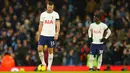 Reaksi pemain Tottenham Hotspur Eric Dier (kiri) dan Yves Bissouma usai pemain Manchester City Riyad Mahrez mencetak gol ke gawang mereka pada pertandingan sepak bola Liga Inggris di Etihad Stadium, Manchester, Inggris, 19 Januari 2023. Manchester City mengalahkan Tottenham Hotspur dengan skor 4-2. (AP Photo/Dave Thompson)