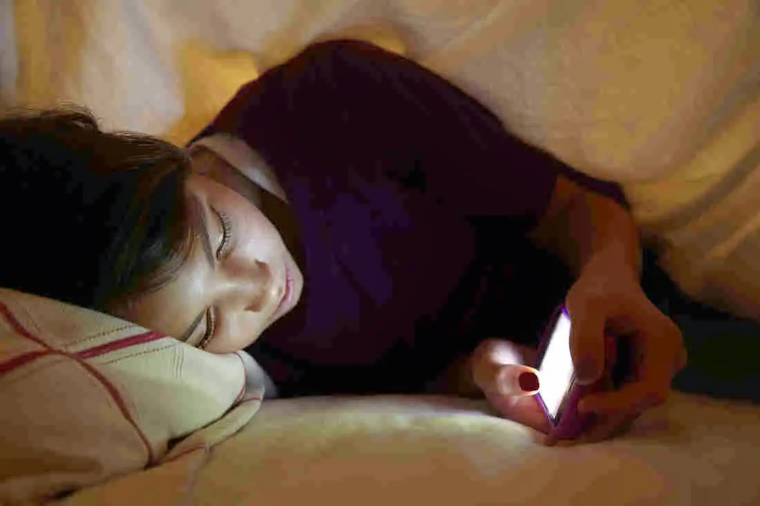Hindari ponsel saat terbangun di tengah malam. (Sumber Foto: Liputan6)