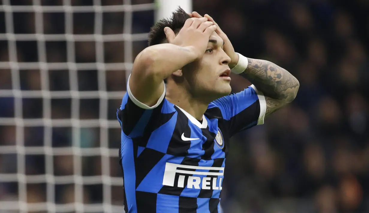 Striker Inter Milan, Lautaro Martinez, tampak kecewa usai gagal mencetak gol ke gawang Napoli pada laga semifinal Coppa Italia di Stadion Giuseppe Meazza, Rabu (12/2/2020). Inter Milan takluk 0-1 dari Napoli. (AP/Luca Bruno)